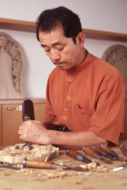 彫 ウッド和田の彫刻師 和田喜洋が、のみを使って木を彫っています