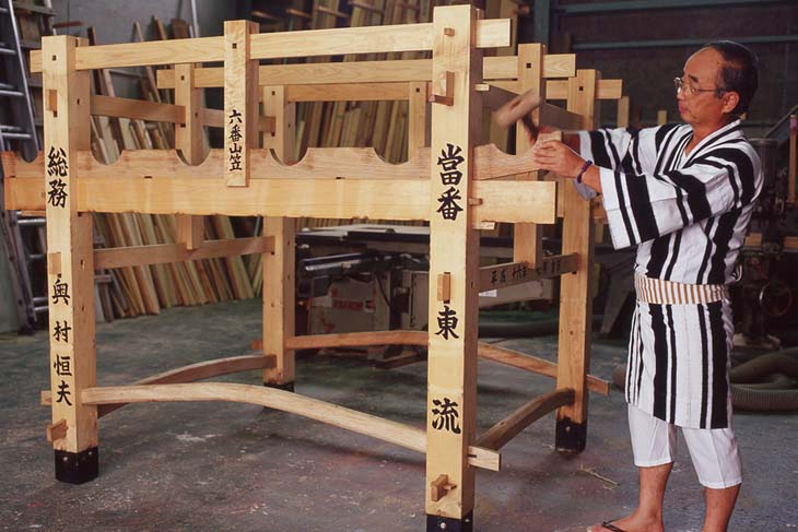 名越工務店の博多祇園山笠大工 名越正志が山笠台に棒ぐりを組み込んでいます