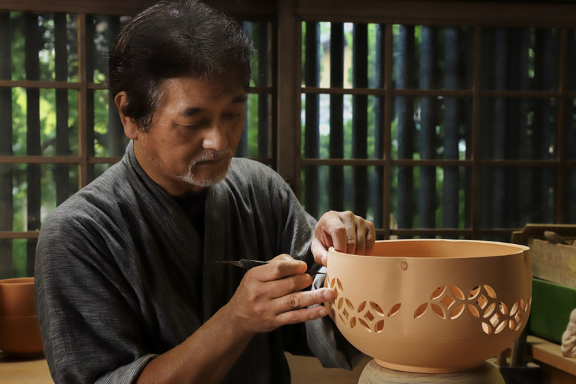 高取焼味楽窯の15代亀井味楽が作陶しています